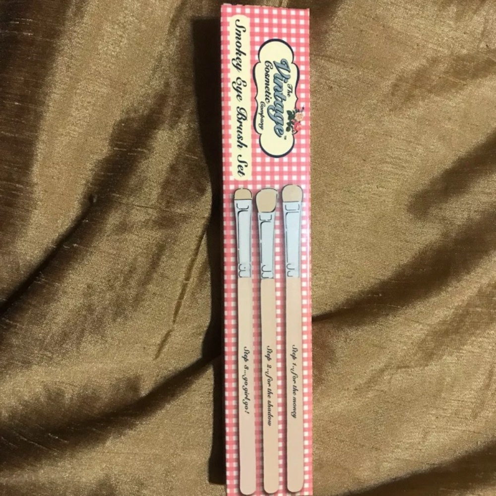 Vintage Cosmetics smokey eye trio brush set